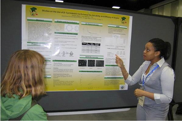 Kiara presenting her poster at ACS confernce to Dr. Mardis